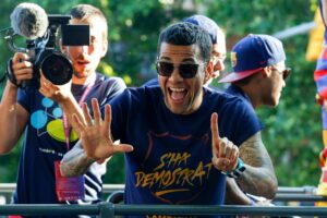 Dani Alves har fået sin legende-status i FC Barcelona tilbage blot fire dage efter, at han angiveligt havde fået denne frataget.