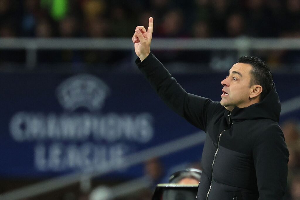 Xavi i færd med at dirigere FC Barcelona i kampen mod Napoli.