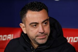 Xavi på bænken i FC Barcelona, hvor han kigger ud