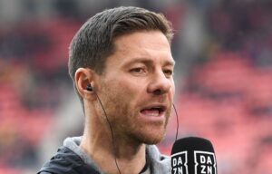 Xabi Alonso taler i mikrofonen forud for en kamp i Bundesligaen