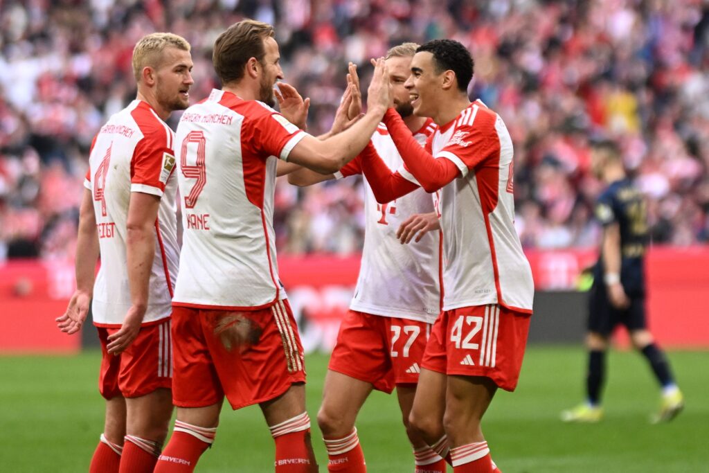 FC Bayern München-spillerne Harry Kane og Jamal Musiala jubler efter en scoring