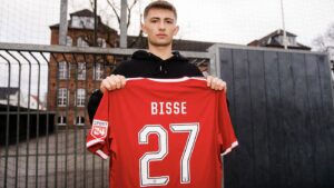 Tobias Lauridsen med sin trøje for Vejle Boldklub