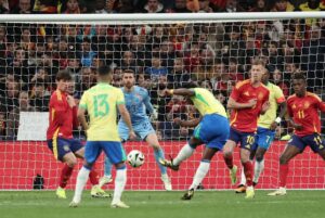 Endrick scorer på Santiago Bernabéu for Brasilien i kampen mod Spanien.