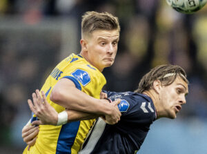 Brøndby IFs Frederik Winther og AGFs Sigurd Haugen under 3F Superligakampen mellem Brøndby IF og AGF på Brøndby Stadion.