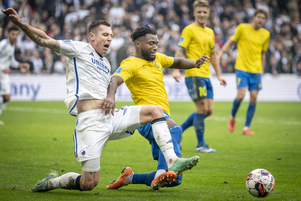 Brøndby's Kevin Tshiembe og FCK's Lukas Lerager i duel om bolden i de to klubbers interne Superliga-møde tidligere på sæsonen om at sikre vigtige point i kampen om en plads i mesterskabsspillet.