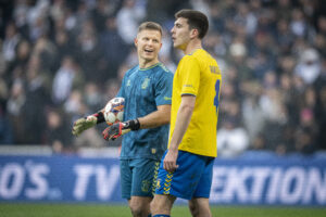 Brøndby IF's Patrick Pentz veksler et ord med Jakob Rasmussen på banen.
