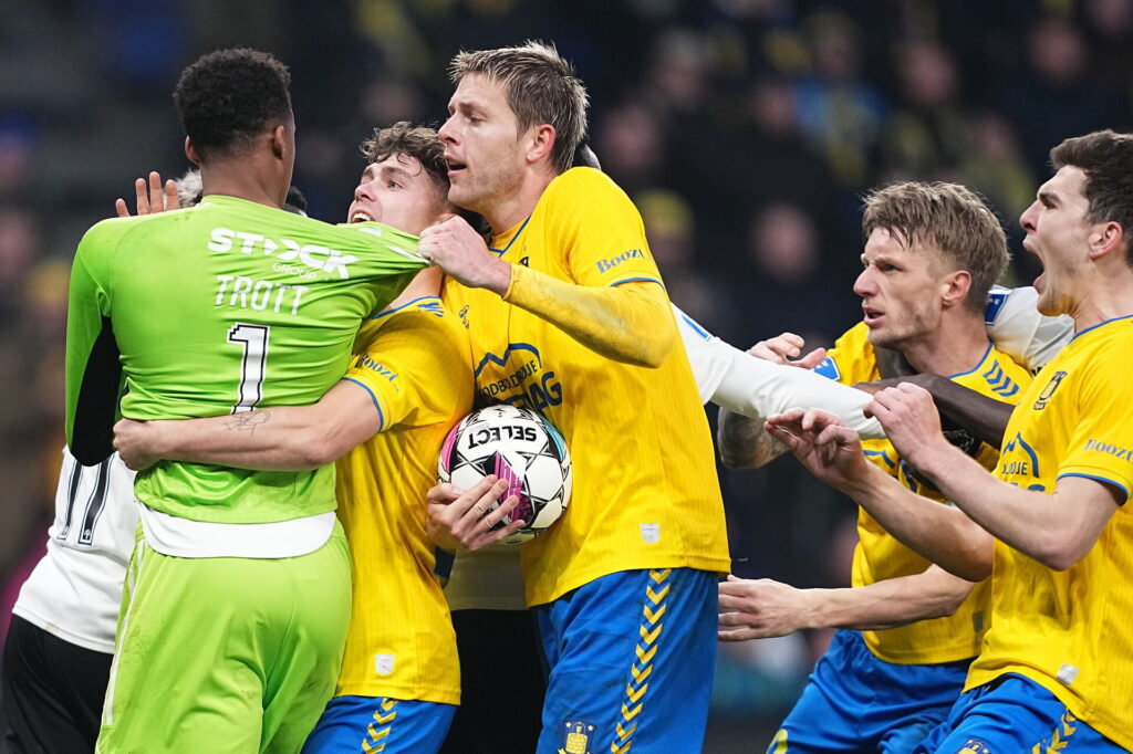 Daniel Wass var utilfreds med Nathan Trotts tidsudtræk i Superliga-kampen imellem Brøndby og Vejle søndag eftermiddag.