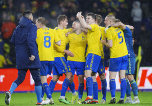 Brøndbys Jacob Rasmussen og Josip Radosevic efter superligakampen mellem Brøndby IF og FC Midtjylland på Brøndby Stadion søndag den 18. februar 2024.