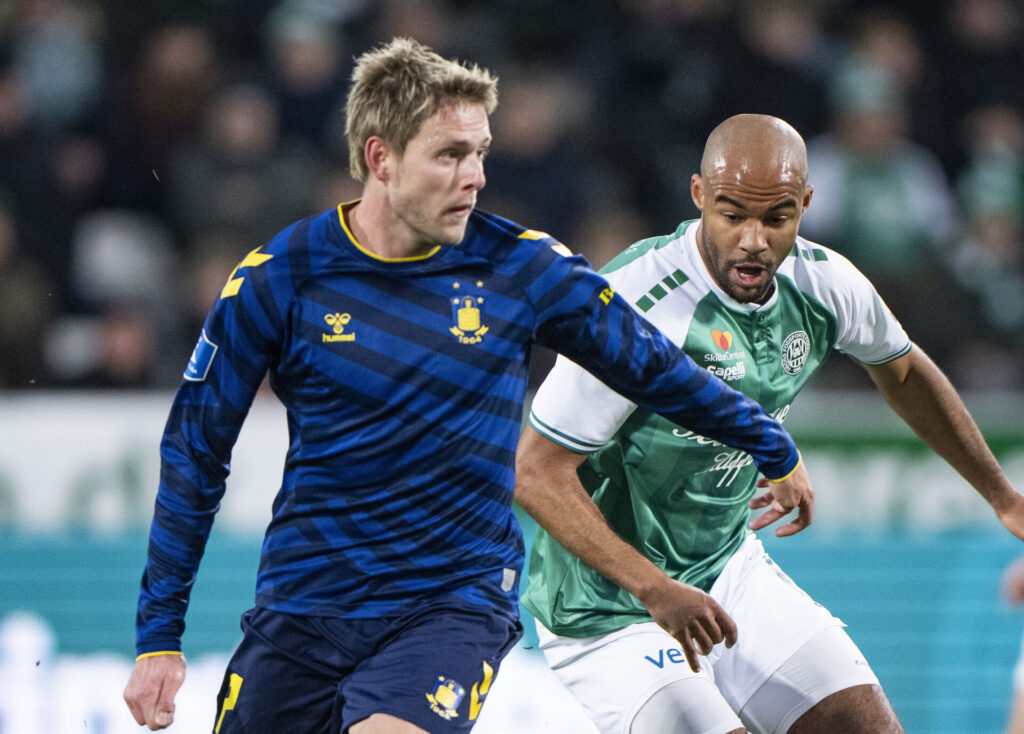 Brøndbys Nicolai Vallys i kamp med Viborgs Manuel Mbom under superligakampen mellem Viborg FF og Brøndby IF på Energi Viborg Arena søndag den 10. marts 2024.