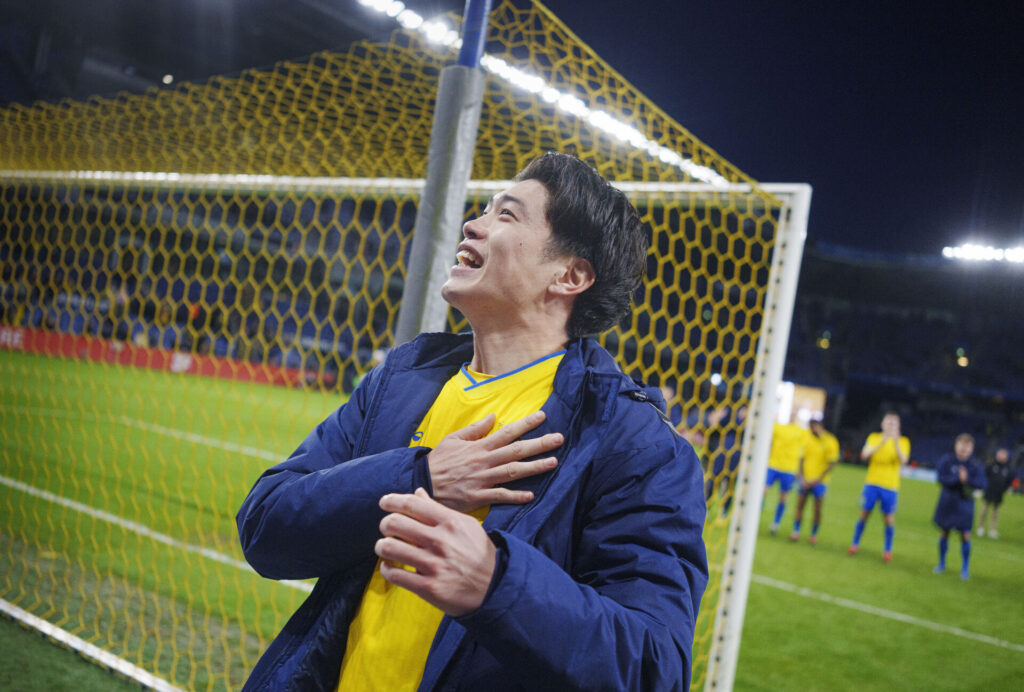 Yuito Suzuki hyldes af Brøndbys fans efter sit hattrick mod Silkeborg IF.