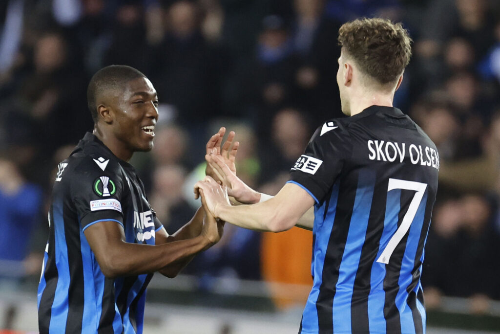 Skov Olsen jubler med en holdkammerat i Club Brugge efter scoring mod Molde