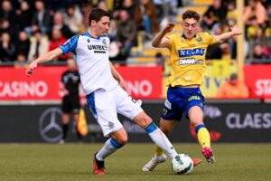 En spiller fra St. Truiden i duel med Vanaken fra Club Brugge.