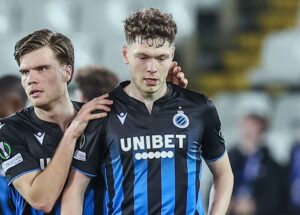 Andreas Skov Olsen klappes på skuldrene af en holdkammerat