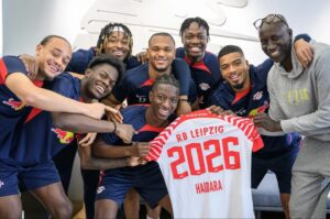 Amadou Haidara fejrer sin kontraktforlængelse med flere af sine holdkammerater.