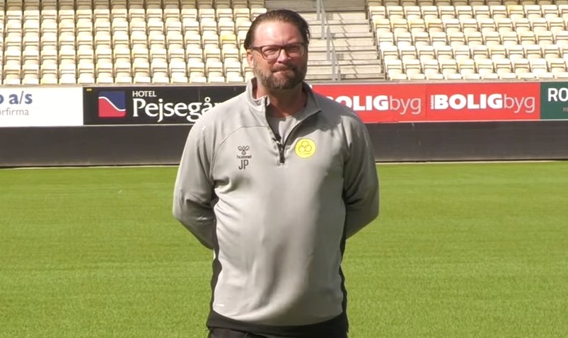 Cheftræner Joakim Persson står midt på Horsens Stadion.