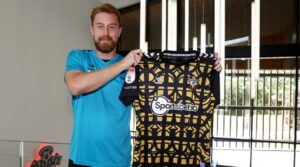 Southampton-målmand Joe Lumley holder en Southampton målmandstrøje.