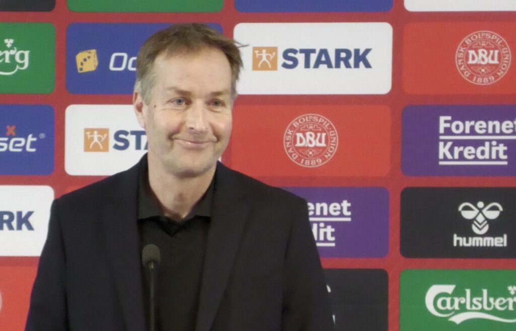 Landstræner Kasper Hjulmand smiler til et pressemøde