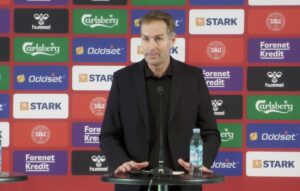 Landstræner Kasper Hjulmand ser alvorlig ud til pressemøde.