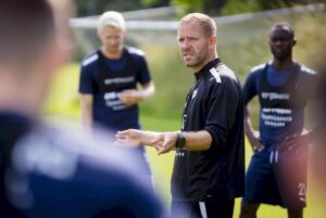 Hobro-træner Martin Thomsen dirigerer til træning.
