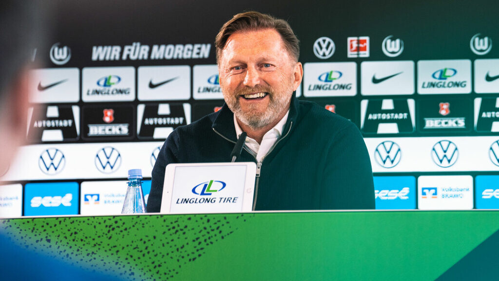 Æstrigske Ralph Hasenhüttl smiler til pressemødet, hvor han bliver præsenteret som ny Wolfsburg-træner.