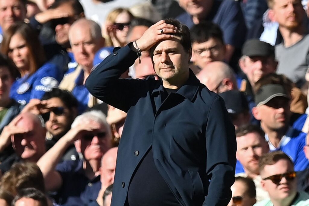 Pochettino tager sig til hovedet, da Chelsea hjemme spiller 2-2 mod Burnley på Stamford Bridge.