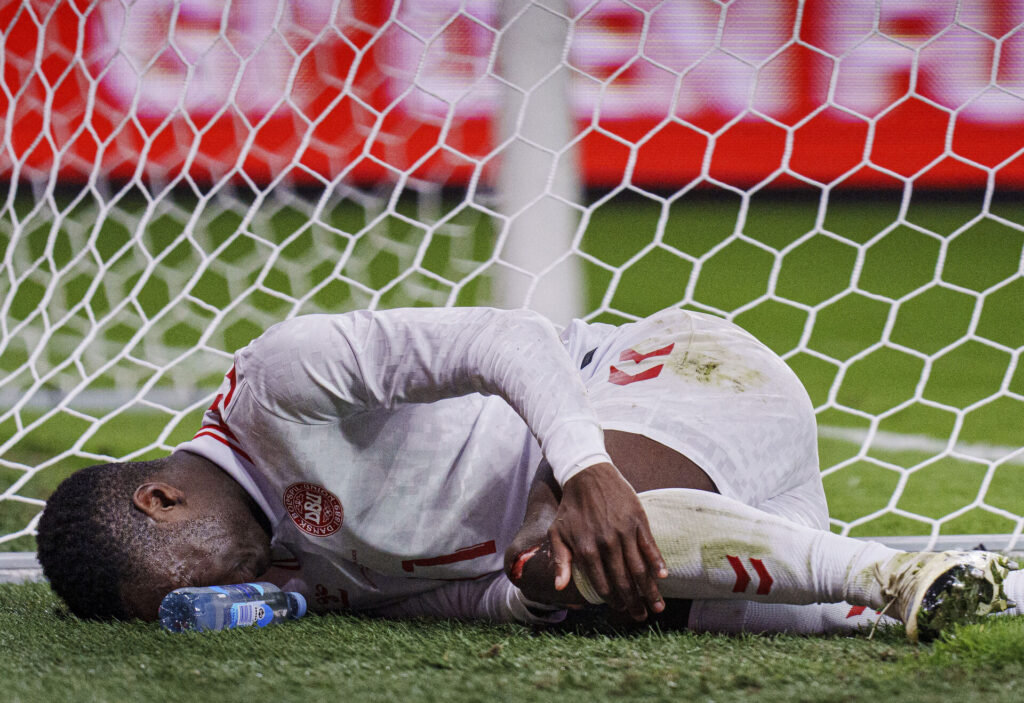 Mohamed Daramy er i smerter, efter han er stødt sammen med den ene målstople i kampen Danmark-Færøerne.