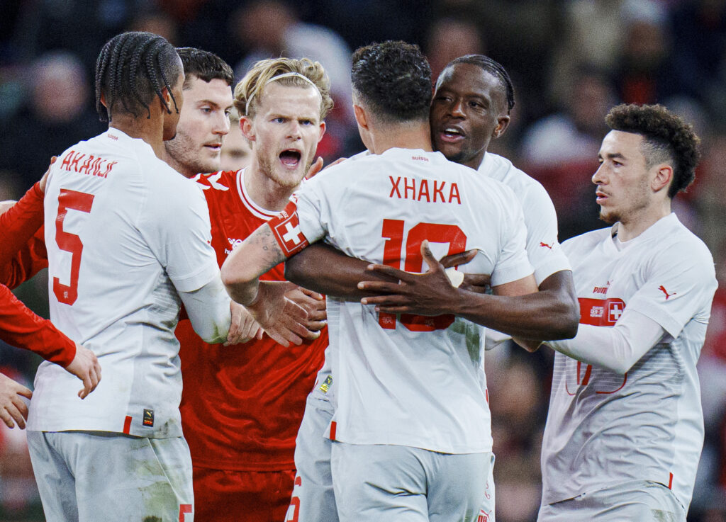 Morten Hjulmand diskuterer med Granit Xhaka i landskampen mellem Danmark og Schweiz.