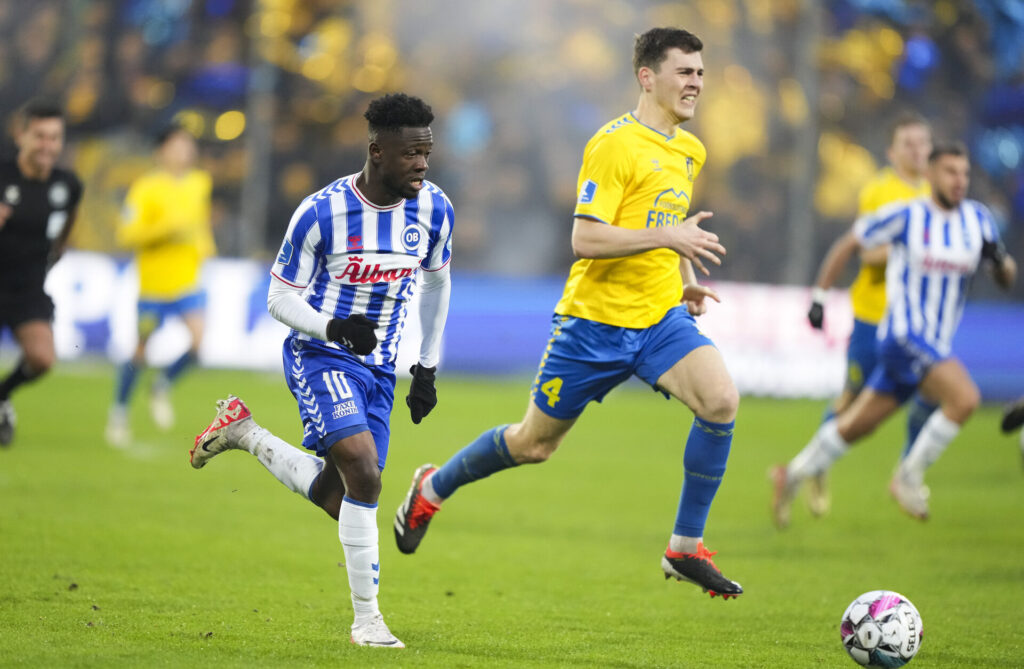 Don Deedson Louicius (OB 10) mod Jacob Rasmussen (Brøndby 4) da OB møder Brøndby i Superligaen på Nature Energy Park i Odense søndag den 25. februar 2024.