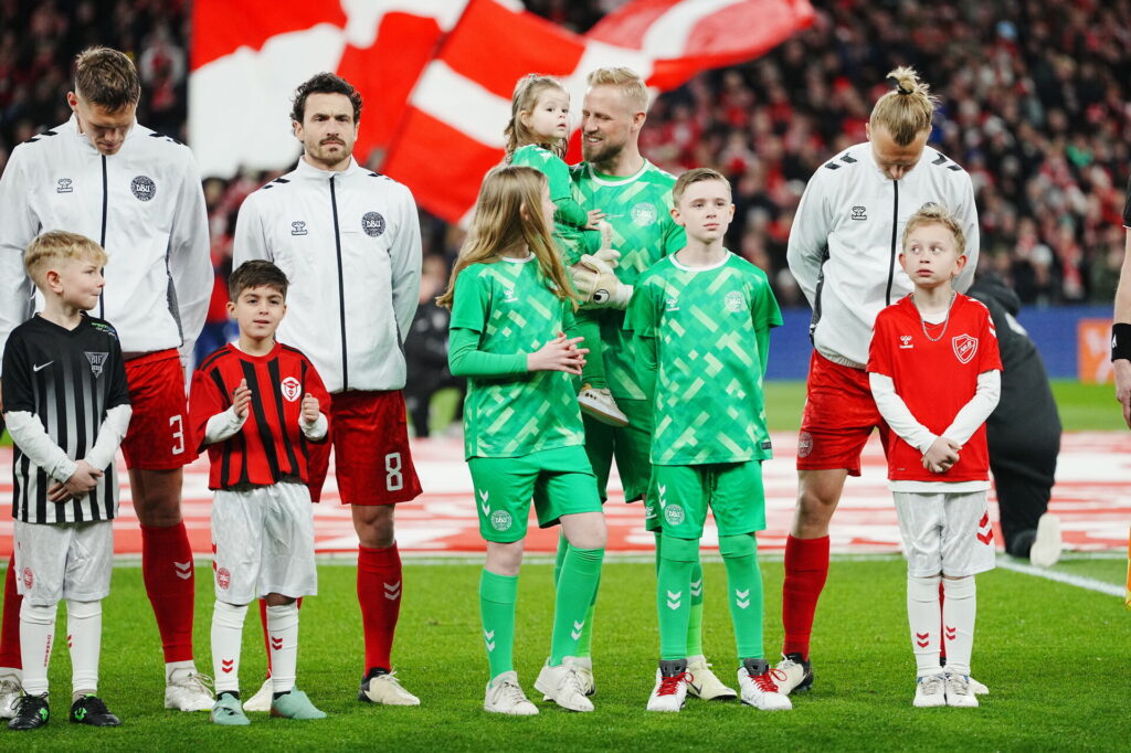 Kasper Schmeichel med sine børn forud for målmandens kamp nummer 100 for det danske herrelandshold.