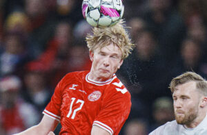 Victor Kristiansen header til en bold på landsholdet