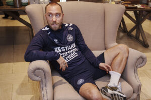 Christan Eriksen sidder henslængt i en sofa i Herrelandsholdets lejr i Helsingør