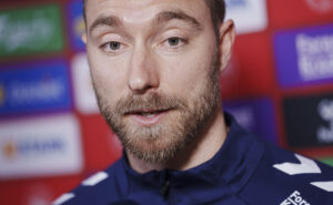 Christian Eriksen svarer på spørgsmål i Mixed Zone på Herrelandsholdet