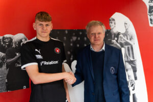 Egill Orri Arnarsson står sammen med FCM-chefen Flemming Broe