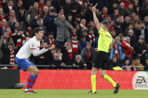 Bliv klogere på karantænereglerne og hvor mange gule kort der skal til for at give karantæne ved EM 2024.