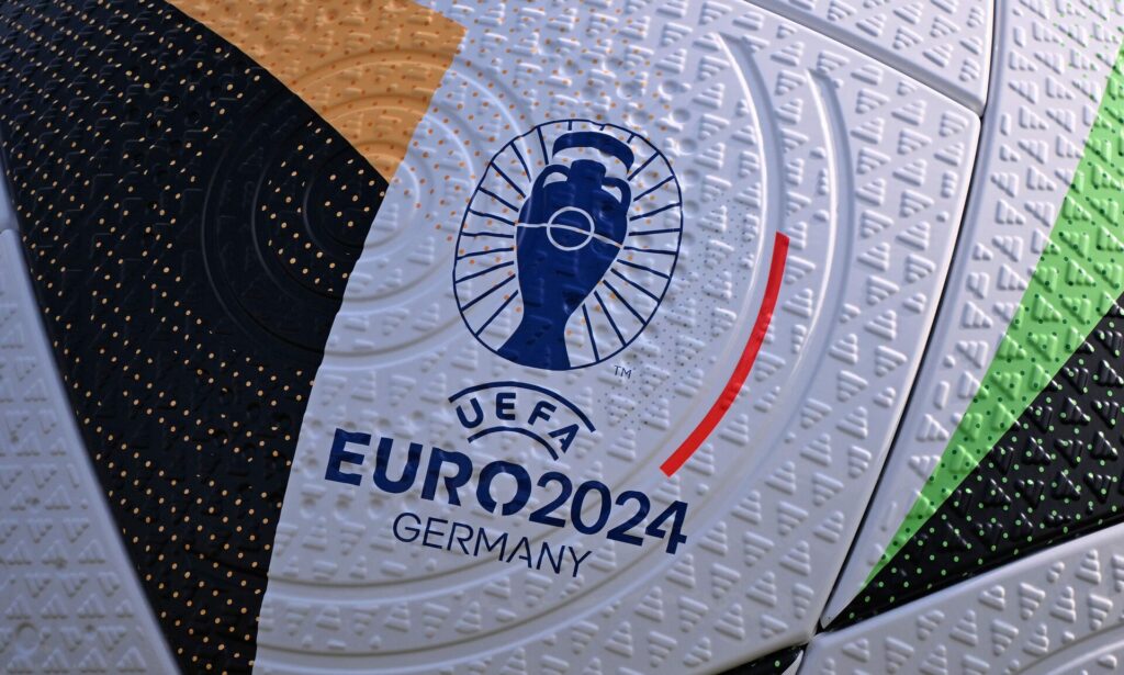 Euro 2024 logoet på en bold.