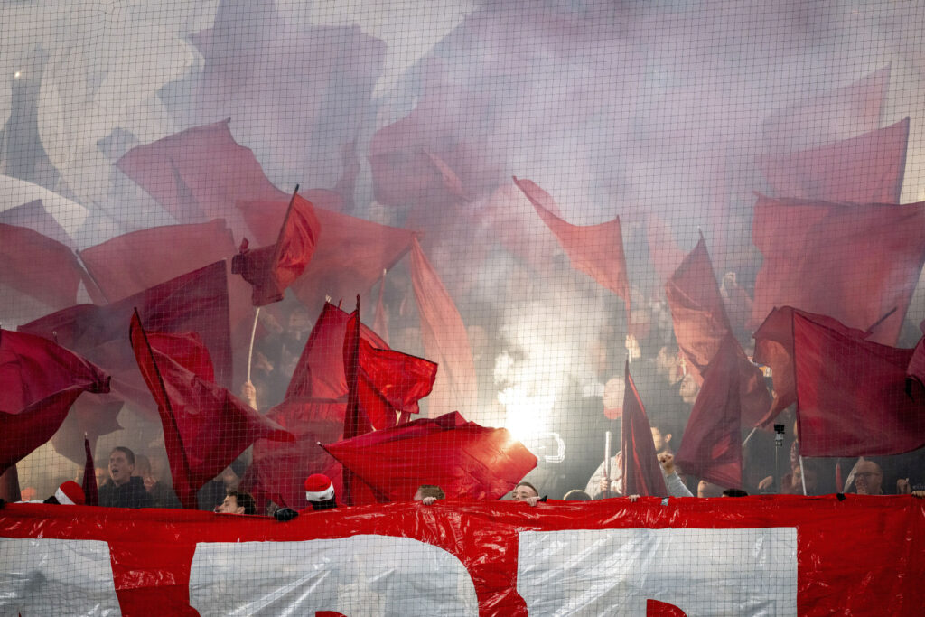 Bayern Münchens fans benytter sig af pyroteknik i Champions League.