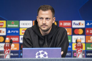 Jacob Neestrup svarer på spørgsmål for FCK