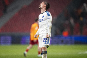 Peter Ankersen ærgrer sig på banen for FCK.