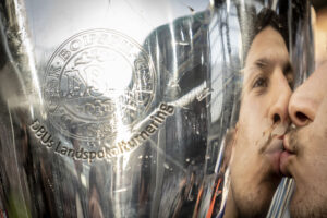 Roony Bardghji kysser den danske pokal.