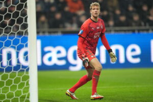 Jonas Lössl roser FC Midtjyllands Victor Bak.