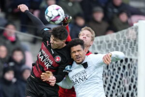 FCM-målmand Jonas Lössl bokser bolden væk i kampen mod Vejle.