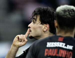 Aral Simsir var i hovedrollen, da han både scorede og fik et uberettiget gult kort mod Vejle.