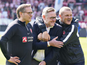 FCM's ledelse fejrer en scoring