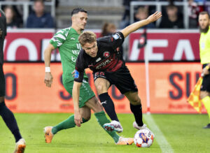 Victor Bak i kamp for FC Midtjylland imod Niederkorn i Conference League.