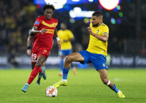 FC Nordsjællands Mario Dorgeles i kamp med Brøndbys Ohi Omoijuanfo.