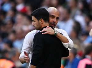 Pep Guardiola og Mikel Arteta omfavner hinanden, selvom de er store rivaler til den engelske titel.