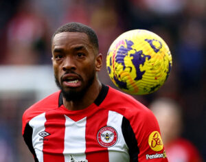 Brentfords Ivan Toney med Premier League-bolden lige ved siden af hovedet.