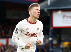 Rasmus Højlund jubler over en scoring for Manchester United.