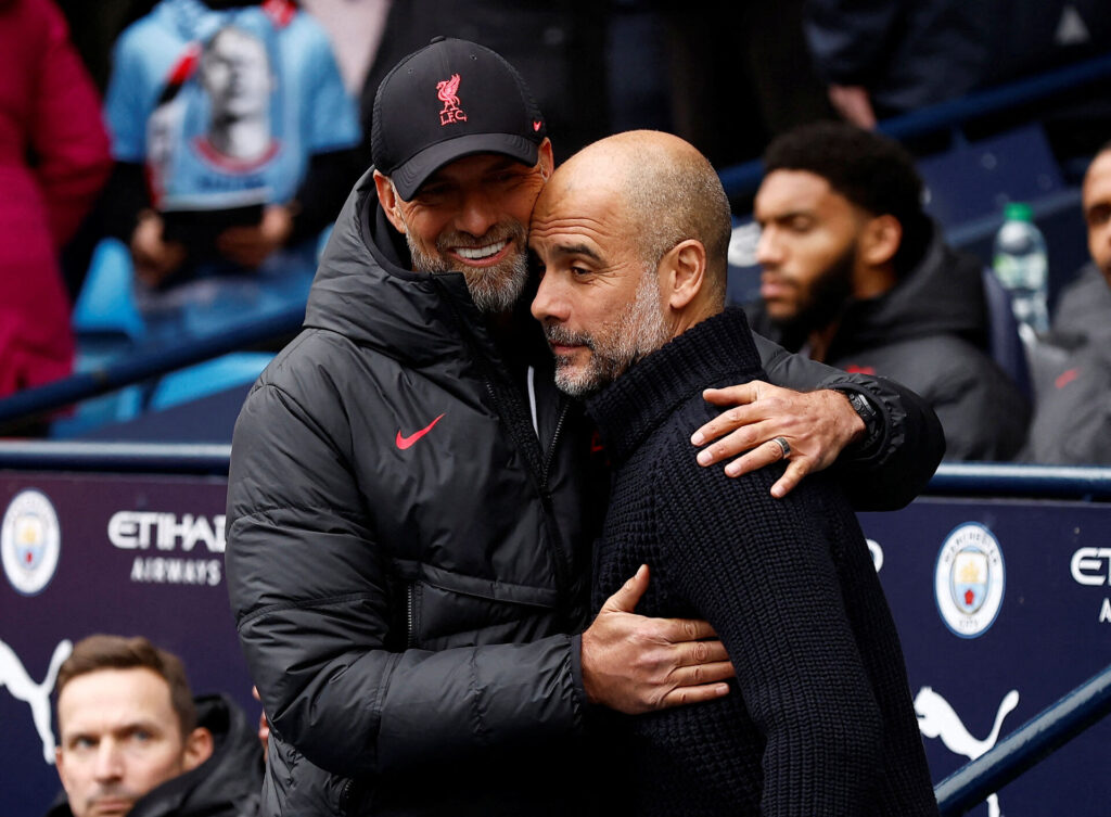 Jürgen Klopp og Pep Guardiola i omfavnelse i kampen mellem Liverpool og Manchester City.