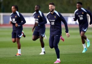 Olivier Giroud varmer op sammen med resten af det franske landshold.